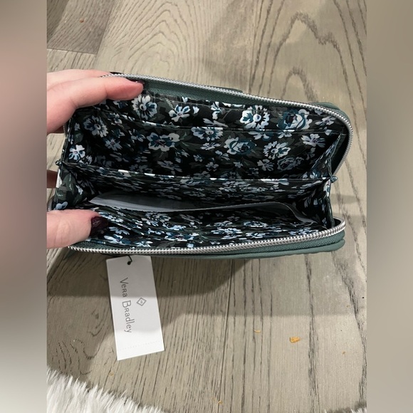 NWT Vera Bradley Turnlock wallet in Olive Leaf - Picture 3 of 4